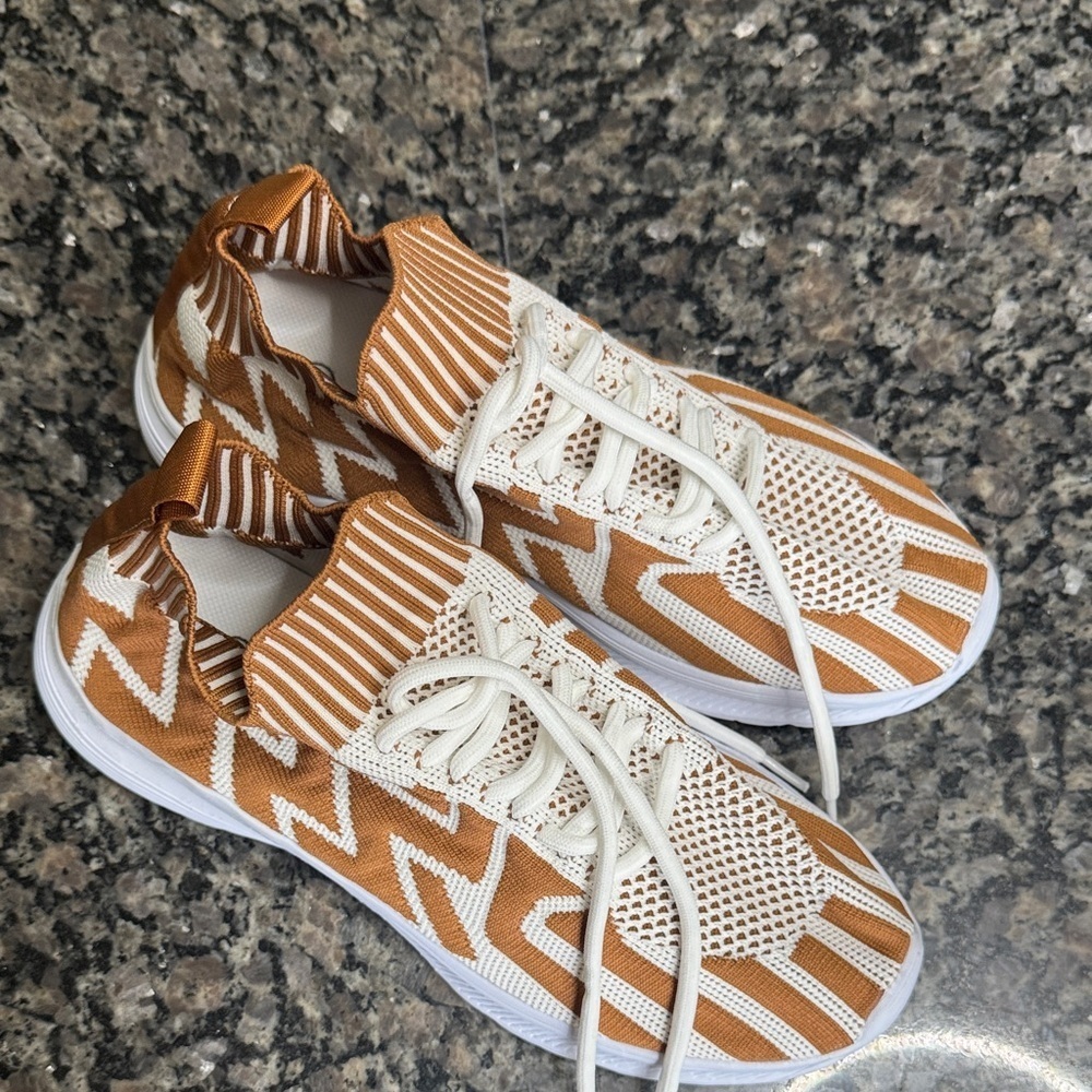 Women's Chevron Patterned Tan and White fashion Sneakers NWOT 8.5 - Picture 4 of 10